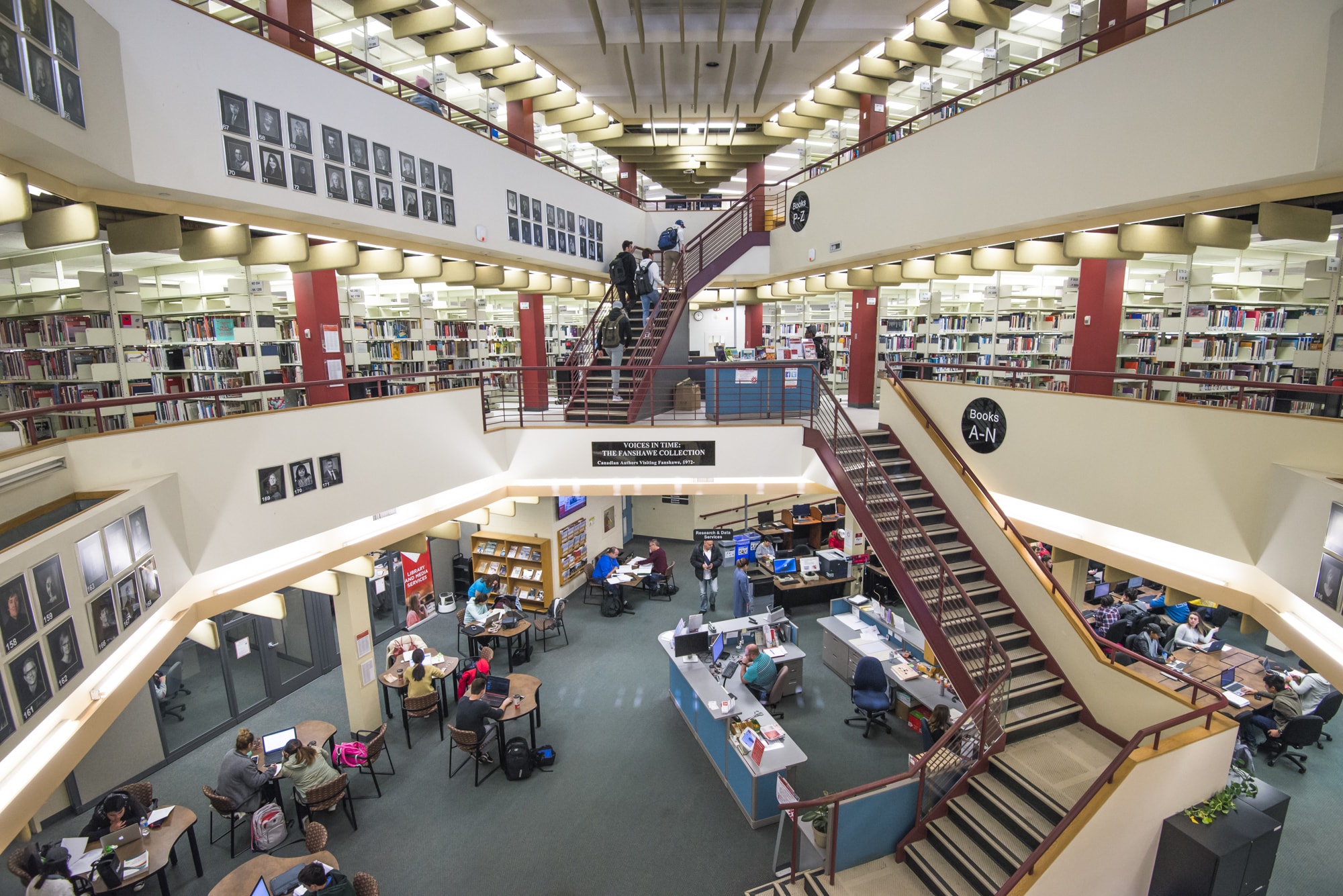 Vue intérieure de la bibliothèque du Collège Fanshawe